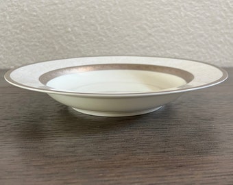 Piatto Fondo Mikasa Platinum Crown In Porcellana Bianca Con Bordo Platino - 21,6 Cm Di Diametro