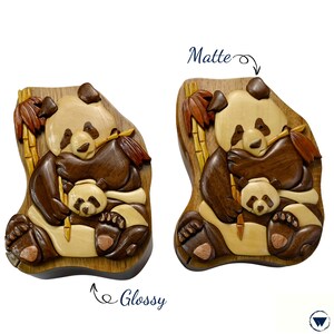 Puede incluir: Dos cajas de rompecabezas de madera con un dise&ntilde;o de panda y cachorro. La caja de la izquierda tiene un acabado brillante, mientras que la caja de la derecha tiene un acabado mate.