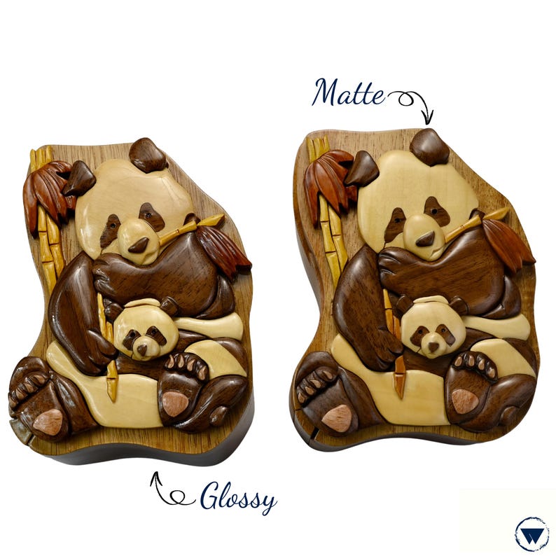 Puede incluir: Dos cajas de rompecabezas de madera con un dise&ntilde;o de panda y cachorro. La caja de la izquierda tiene un acabado brillante, mientras que la caja de la derecha tiene un acabado mate.