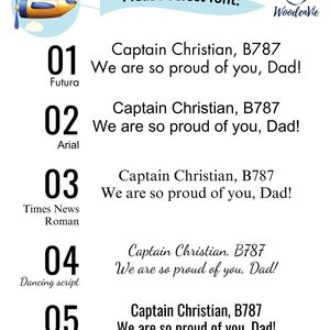 K&ouml;nnte beinhalten: Eine Grafik mit f&uuml;nf verschiedenen Schriftarten f&uuml;r ein personalisiertes Geschenk. Der Text lautet "Captain Christian, B787 We are so proud of you, Dad!" Die Schriftarten sind Futura, Arial, Times New Roman, Dancing Script und Oswald.