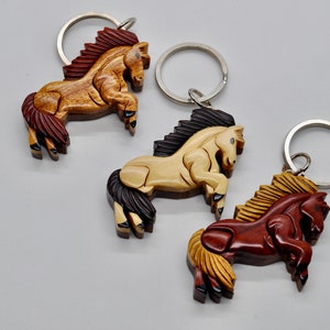 Llavero de caballo - Llavero de madera hecho a mano - Regalo de auto nuevo - Llavero de caballos de madera