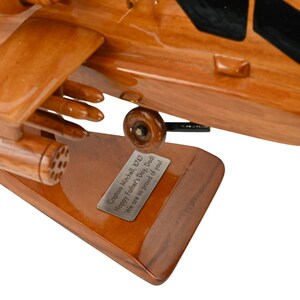 K&ouml;nnte beinhalten: Ein Holzmodell eines Hubschraubers mit einer silbernen Plakette mit der Aufschrift "Captain Mitchell, B747 Frohes Vatertags, Papa! Wir sind so stolz auf dich!"