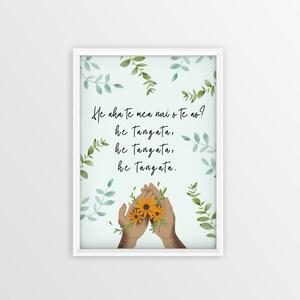 Puede incluir: Un fondo azul claro con hojas verdes y una cita en texto negro: "He aha te mea nui o te no? he tangata, he tangata, he tangata." Dos manos sostienen un ramo de flores amarillas.
