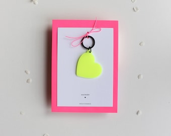 Neon gelber  Herz Schlüsselanhänger als Geschenkidee zum Geburtstag | Acryl Schlüsselanhänger zur Einschulung | Mitbringsel beste Freundin