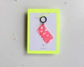 Neon pinker "OVERTHINKER" Schlüsselanhänger als Geschenkidee zum Geburtstag | Acryl Schlüsselanhänger als Mitbringsel beste Freundin