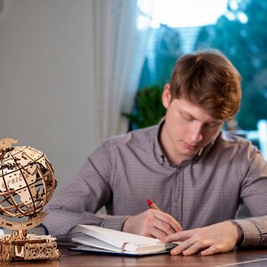 Houten mechanische wereldbolpuzzels voor volwassenen en kinderen om te bouwen door WOODEN.CITY | Houten 3D-puzzels | Modelset | Verjaardagscadeau afbeelding 5