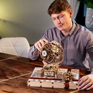 Houten mechanische wereldbolpuzzels voor volwassenen en kinderen om te bouwen door WOODEN.CITY | Houten 3D-puzzels | Modelset | Verjaardagscadeau afbeelding 4