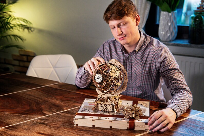 Houten mechanische wereldbolpuzzels voor volwassenen en kinderen om te bouwen door WOODEN.CITY | Houten 3D-puzzels | Modelset | Verjaardagscadeau afbeelding 4