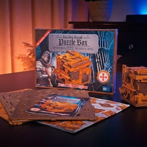 Może przedstawiać: Drewniana skrzynia z zagadką typu escape room z rycerzem i krzyżem na skrzynce. Skrzynia jest oznaczona jako "Escape Room Puzzle Box" i "Intricately Crafted Mechanical Model".