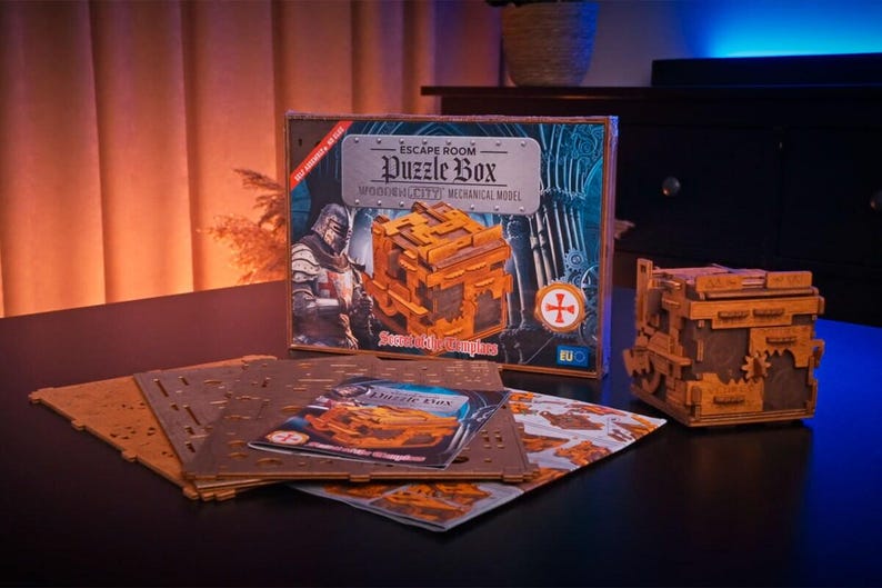 Może przedstawiać: Drewniana skrzynia z zagadką typu escape room z rycerzem i krzyżem na skrzynce. Skrzynia jest oznaczona jako "Escape Room Puzzle Box" i "Intricately Crafted Mechanical Model".