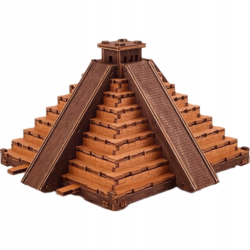 Puede incluir: Maqueta de madera de la pir&aacute;mide maya de Chich&eacute;n Itz&aacute;, con un dise&ntilde;o escalonado y dos escaleras centrales. El modelo est&aacute; hecho de madera marr&oacute;n clara y oscura, mostrando detalles de la estructura antigua.