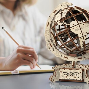 Houten mechanische wereldbolpuzzels voor volwassenen en kinderen om te bouwen door WOODEN.CITY | Houten 3D-puzzels | Modelset | Verjaardagscadeau afbeelding 3