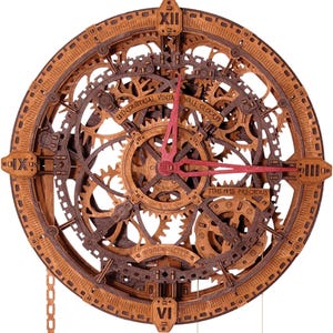 Op de afbeelding: Een houten wandklok met een complex tandwielontwerp. De klok heeft Romeinse cijfers, rode wijzers en de tekst "INDUSTRIAL VINTAGE WALL CLOCK" en "TIME IS PRECIOUS". De klok is gemaakt van licht en donkerbruin hout.