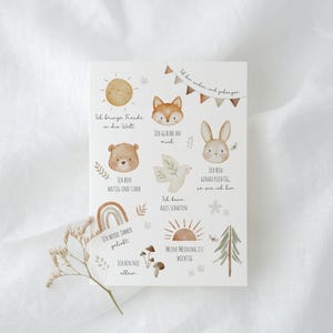 Könnte beinhalten: Eine rechteckige Karte mit Aquarellillustrationen von Waldtieren, einer Sonne, einem Regenbogen und Pilzen. Die Karte hat deutschen Text im handschriftlichen Stil. Zu den Tieren gehören ein Fuchs, ein Bär und ein Kaninchen. Die Farbpalette ist weich und gedämpft, mit Beige, Braun und Grün.
