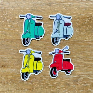 Autocollant vintage Vespa rouge de Pixar LUCA Sticker résistant à l’eau | | Disney lave-vaisselle sans lave-vaisselle pour ordinateur portable portable voiture résistant aux intempéries
