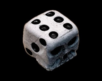 Human Skull Dice | 6-Sided | Bone Effect | Horror Game Playing Cubes | Unique Board Game Gifts | Halloween Horror Gamer | Fun Resin Crafts