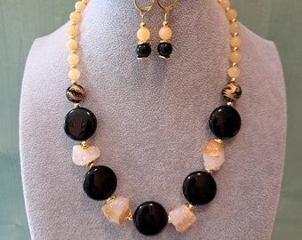 Elegante conjunto de joyería, collar, aretes y pulsera en negro y amarillo, con citrino en bruto, ágata negra y cuarzo amarillo.