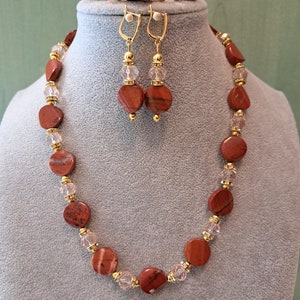 Elegante sieradenset van rode agaat, ketting, oorbellen en armband, met kristallen afbeelding 3