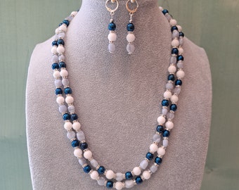 Elegante tweedelige blauw-witte sieradenset, ketting, oorbellen en armband, met chalcedoon, jade en hematiet