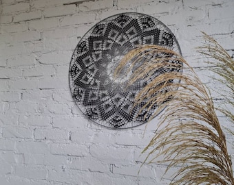 Grote grijze ombre mandala, muurhangende decoratie, 70 cm breed, gehaakt midden, metalen ornamenten, hematietkralen