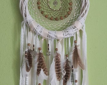 Handgemaakte traditionele dromenvanger met rieten kransbasis, houten kralen, metalen hangers, kanten linten, 30 cm breed