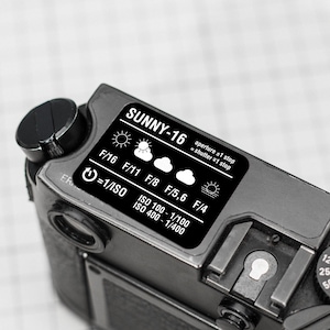 Pode incluir: Uma placa de madeira rústica com o texto "Welcome to our home" em letras brancas. A placa apresenta um acabamento desgastado e um design simples e convidativo, perfeito para uma varanda ou entrada.