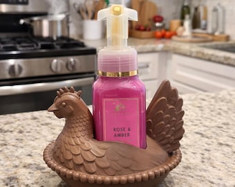 Jabonera con forma de gallina en un nido