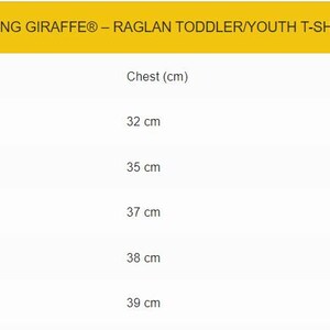 Pu&ograve; includere: Tabella delle taglie per t-shirt raglan per bambini piccoli e giovani. La tabella mostra le taglie 2T a 6T (XS) con le et&agrave; corrispondenti, le misure del torace in centimetri e le lunghezze in centimetri.
