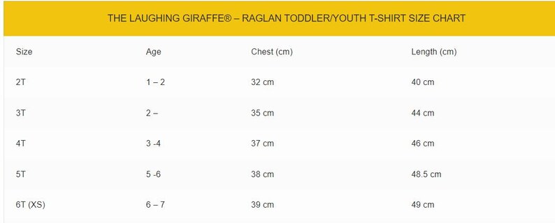 Pu&ograve; includere: Tabella delle taglie per t-shirt raglan per bambini piccoli e giovani. La tabella mostra le taglie 2T a 6T (XS) con le et&agrave; corrispondenti, le misure del torace in centimetri e le lunghezze in centimetri.