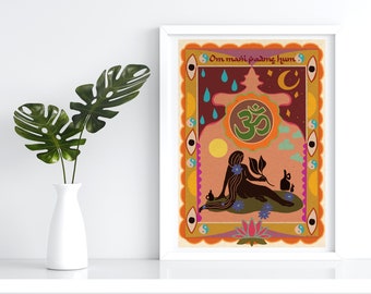 Op de afbeelding: Een kleurrijke illustratie van een vrouw die met een bloem in een mystieke omgeving zit. De afbeelding toont een groot Om-symbool, een halve maan en een zon. De tekst "Om mani padme hum" staat bovenaan de afbeelding.