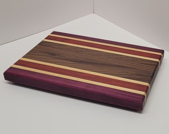 TABLA DE CORTAR - Nogal con borde de Corazón Púrpura y detalles de Padauk africano - Grabado personalizado/personalización