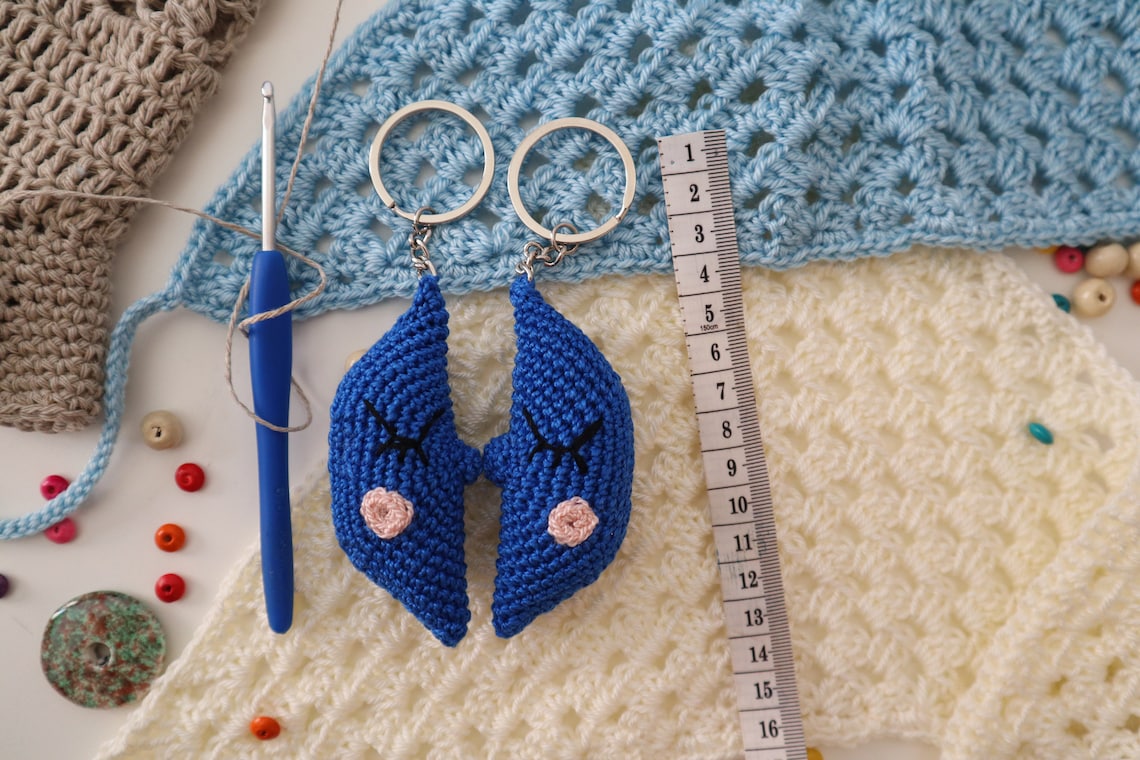 Crochet moon keychain / llavero lunita de ganchillo Etsy España