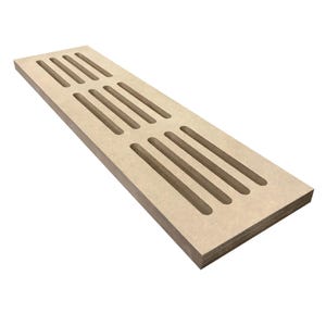 Può includere: Un coperchio di ventilazione rettangolare in legno marrone chiaro con fessure parallele distanziate uniformemente. Il coperchio è realizzato in un materiale di legno di colore chiaro ed è progettato per la circolazione dell'aria.