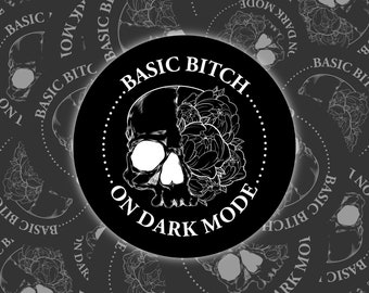 Basiswijfje op de Donkere Sticker van de Wijze | Donkere modussticker | Sticker met schedel en bloemen | Basic Teef Sticker | Schedel sticker