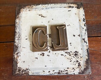 Bloques de imprenta de latón antiguos para letras - L y C