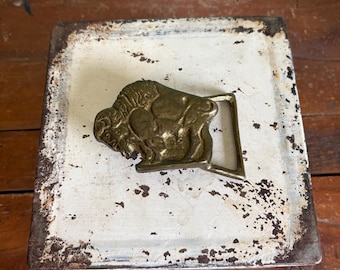 Hebilla de cinturón vintage de latón macizo con diseño de bisonte y búfalo de Trinity Buckle Company, década de 1970.