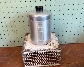 Bote de té vintage de Century: aluminio hilado, artículos de aluminio, apilable, década de 1950, estilo MCM (Mediados de siglo).