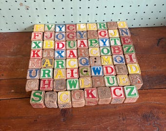Bloques de madera vintage: letras y números de diferentes colores.