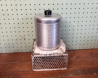 Bote de café vintage de Century: aluminio hilado, artículos de aluminio, apilable, década de 1950, estilo MCM (Mediados de la década de 1950).