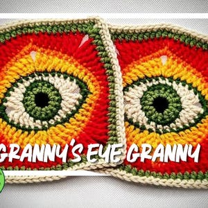 Könnte beinhalten: Zwei quadratische Häkelmotive mit einem zentralen Augenmuster aus schwarzem, dunkelgrünem, cremefarbenem, gelbem und rotem Garn. Der Text "GRANNY'S EYE GRANNY" ist in Weiß in der Mitte aufgedruckt. Jedes Quadrat hat einen hellen Cremekanten.