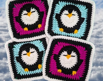 Könnte beinhalten: Vier gehäkelte Quadrate mit Pinguinen in verschiedenen Farbkombinationen. Jedes Quadrat zeigt einen weißen Pinguin mit schwarzen Augen und einem schwarzen Schnabel, umgeben von einem bunten gehäkelten Rand. Die Quadrate sind in einer Diamantform angeordnet.