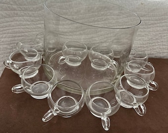 Eigentijdse glazen punchkom met open handvat handgeblazen vintage beker op voet