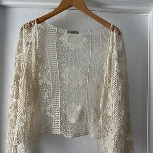 ISSI Brand Ladies Open Flower Knit Cover Up Size Small.