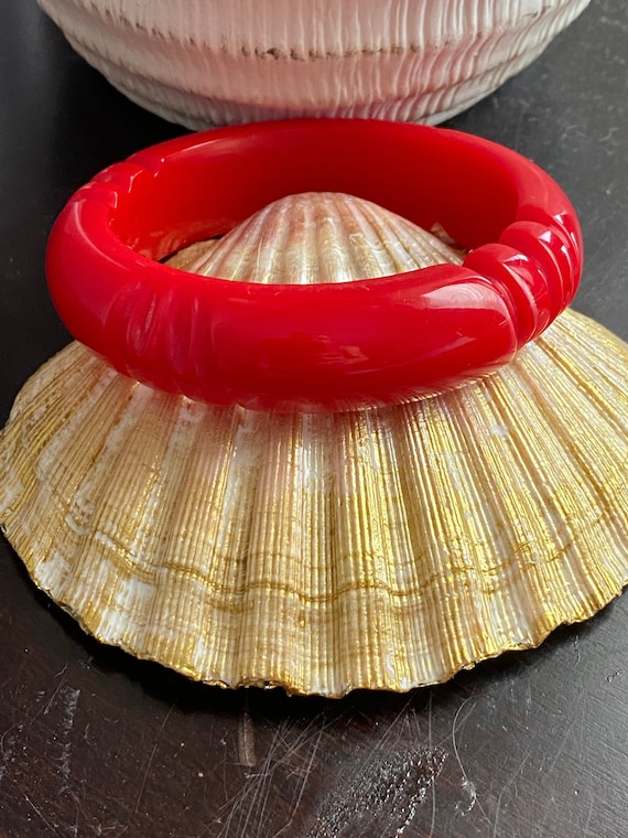 Lucite Bright Red Carved Ridged Large Vintage Bang