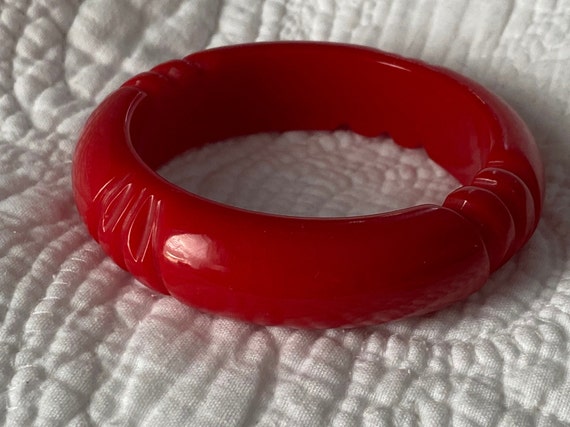 Lucite Bright Red Carved Ridged Large Vintage Ban… - image 5