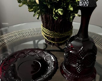 Campana y plato de apoyo de 7 pulgadas con diseño Cape Cod de 1876 en color rojo rubí de Avon, década de 1980.