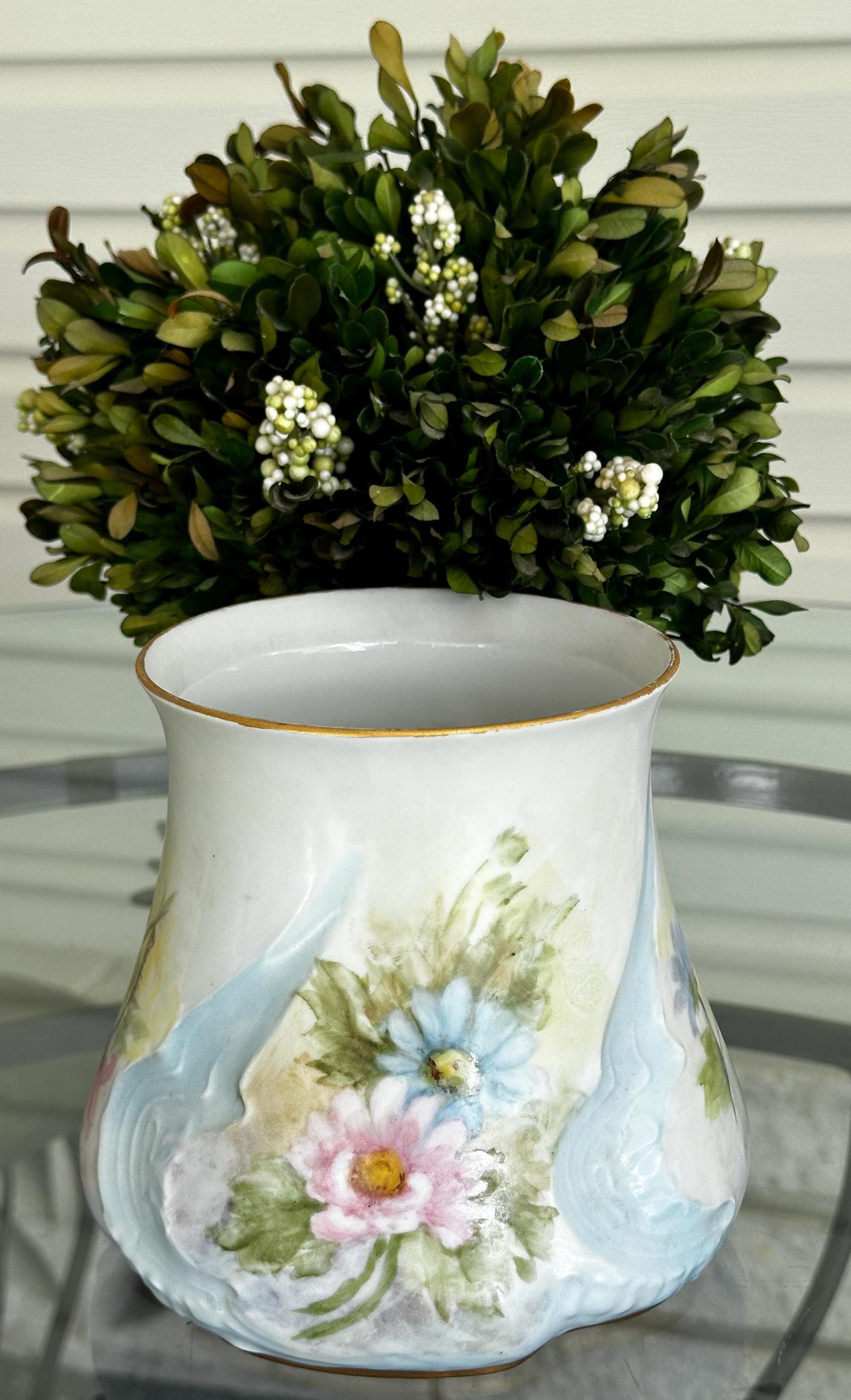 手描き花柄の磁器花瓶 ヴィンテージ 手描き テクスチャード加工 磁器 花柄モチーフ 花瓶