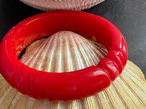 Lucite Bright Red Carved Ridged Large Vintage Ban… - image 2