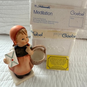 Figura de porcelana Goebel Hummel &quot;Meditación&quot;, Art-Nr. Hum 13/2/0. Rara, 11,5 cm, 1962. Excelente estado, con caja y etiqueta.