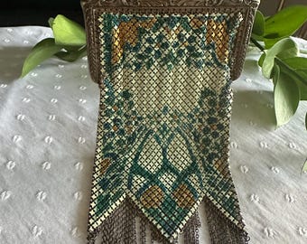 Borsa flapper antica degli anni '20 della Mandalian Mfg Co. in rete smaltata - Cornice Art Déco verde/oro e floreale con biglietto di famiglia.